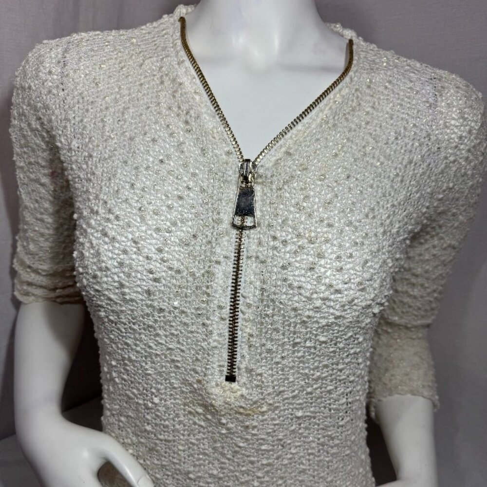 Womens White Lightweight Pullover Jacket With Golden Zipper Detail Size Medium